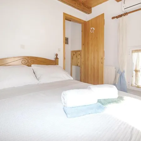 Gorgeous In Malaxa, Chania With Kitchen